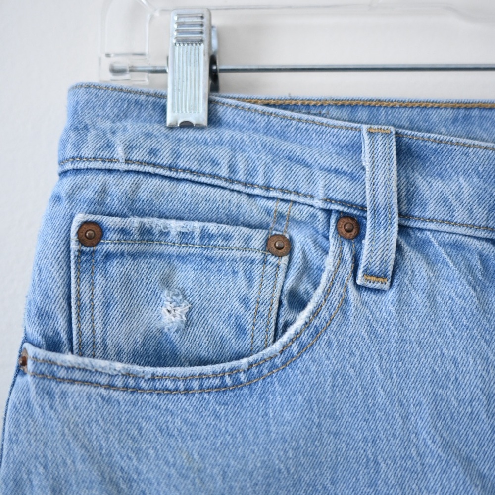 Levi 501’s Button Fly Women’s W28 L30 Light Blue Ripped Straight Leg Mom Jeans - Picture 6 of 16